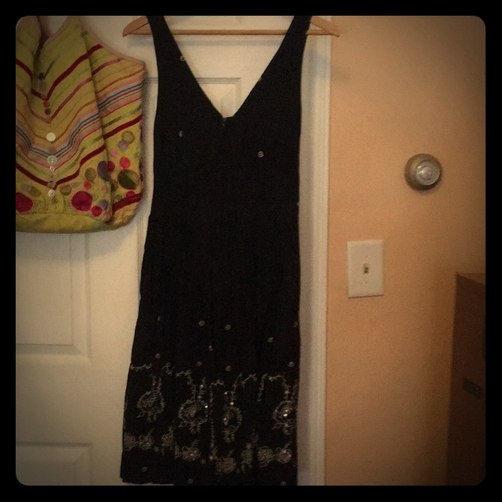 Light cotton v-neck cotton dress with sequin deco